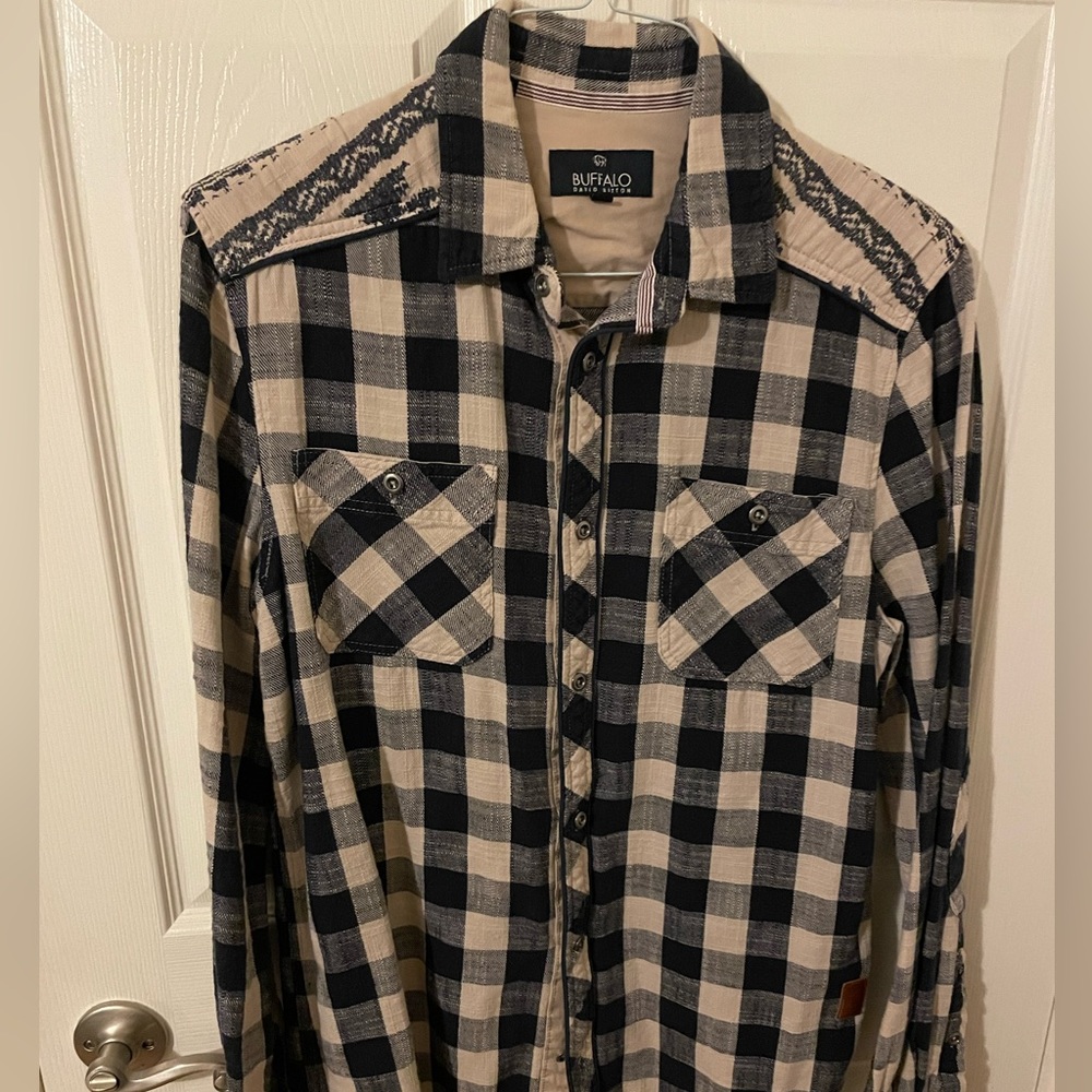 Cream/navy men’s cotton shirt.